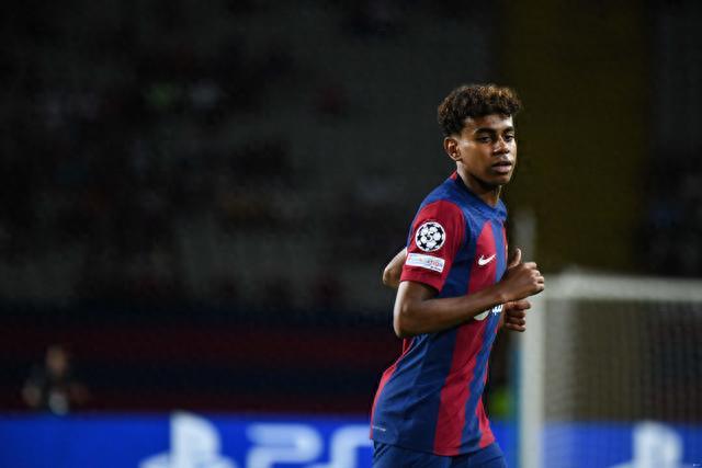 拜仁CEO：我希望续约于帕梅卡诺，卡尔为青训球员树立榜样（拜仁高层：希望续签于帕梅卡诺，卡尔是青训球员的楷模）