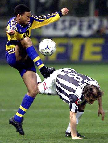 西媒：巴萨主席拉波尔塔涉嫌诈骗，巴塞罗那法院下令展开调查（西媒称巴萨主席拉波尔塔涉嫌诈骗，巴塞罗那法院启动调查）